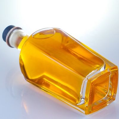 Botella de ginebra cuadrada de 700 ml con acabado de corcho y fondo grueso hecho de vidrio extra de sílex