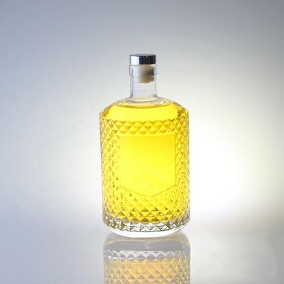 Botella de ginebra de licor sofisticada de 700 ml con collar de cristal y cierre grabado