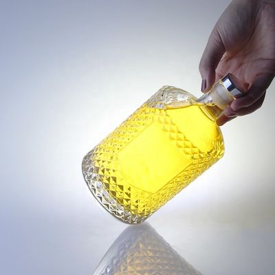 Botella de ginebra de licor sofisticada de 700 ml con collar de cristal y cierre grabado