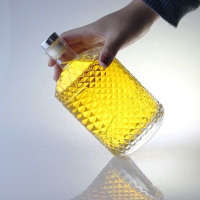 Botella de ginebra de licor sofisticada de 700 ml con collar de cristal y cierre grabado