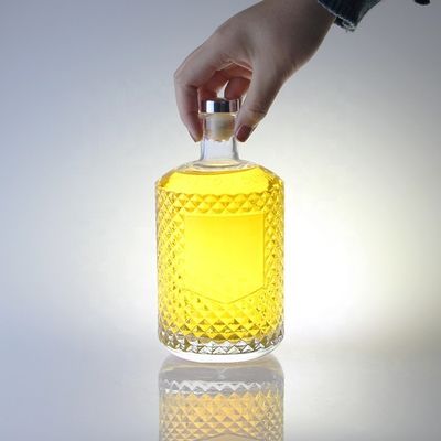 Botella de ginebra de licor sofisticada de 700 ml con collar de cristal y cierre grabado