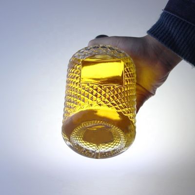 Botella de ginebra de licor sofisticada de 700 ml con collar de cristal y cierre grabado