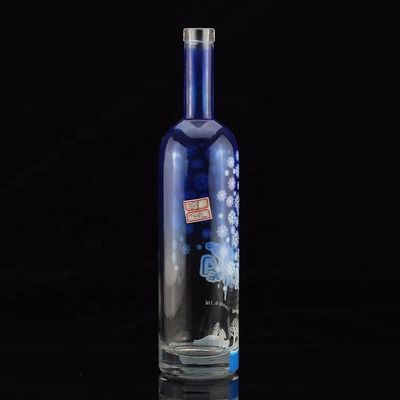 Botella de licor de vidrio de 750 ml con material de cuello dorado y diseño final para vodka