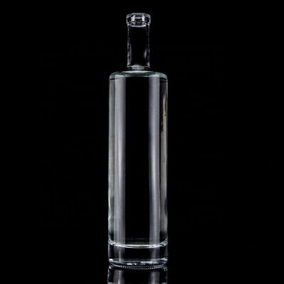 Botella de licor de vidrio de 750 ml con material de cuello dorado y diseño final para vodka