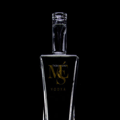 Exquisito diseño botella de vodka licor clara o personalizada botella de vidrio de 750 ml con corcho