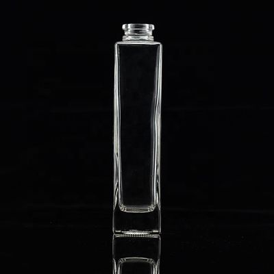 Botella de alcohol de vidrio transparente de 750 ml a granel con tapa metálica dorada