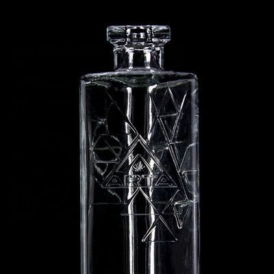 Botella de vidrio triangular de 750 ml redonda y de lujo con logotipo de corcho