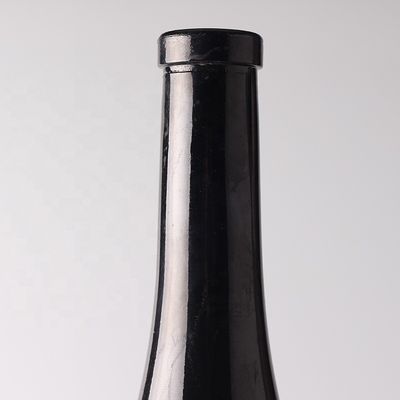 Botella negra vacía de 750 ml con boca de corcho y botella de vidrio de aerosol para la promoción del vodka