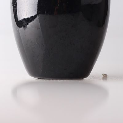 Botella negra vacía de 750 ml con boca de corcho y botella de vidrio de aerosol para la promoción del vodka