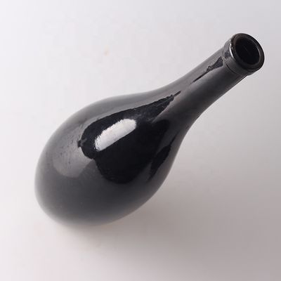Botella negra vacía de 750 ml con boca de corcho y botella de vidrio de aerosol para la promoción del vodka