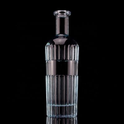 Bottle de vodka con tapa hecha de vidrio transparente