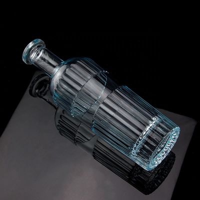 Bottle de vodka con tapa hecha de vidrio transparente
