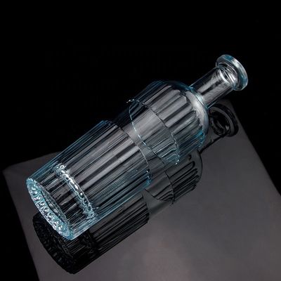 Bottle de vodka con tapa hecha de vidrio transparente
