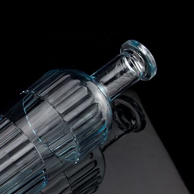 Bottle de vodka con tapa hecha de vidrio transparente