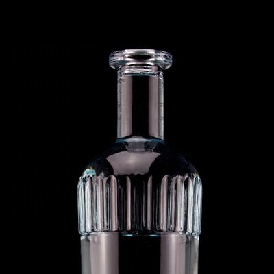 Bottle de vodka con tapa hecha de vidrio transparente