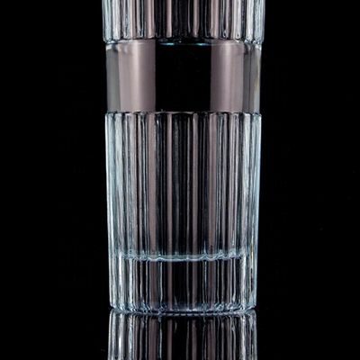 Bottle de vodka con tapa hecha de vidrio transparente