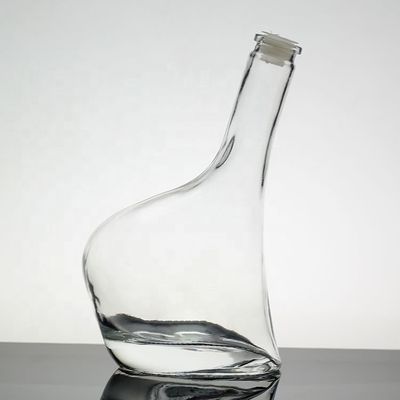 Botella de vidrio en forma de corazón hecha a medida con tapa de corona y tapa de diseño único