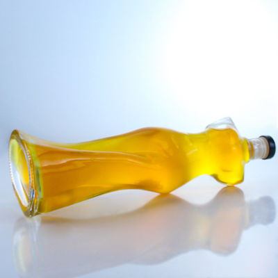 Botella de licor de vidrio de forma corporal de mujer para ginebra, ron, brandy y cuello Material de vidrio