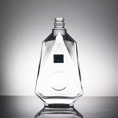 Material base Botella de vidrio con forma de letra única y tapa de corcho
