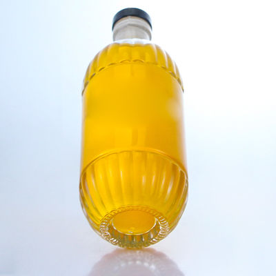 Botella de vidrio para bebidas industriales con diseño en relieve y forma redonda de corcho