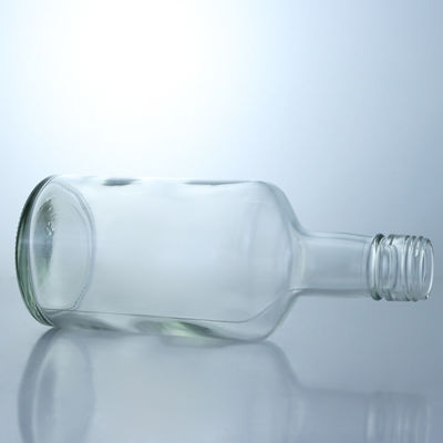 Botella de licor de vidrio con tapa larga y cuello largo personalizada para la punta de tornillo Gin Vodka Brandy Forma personalizada