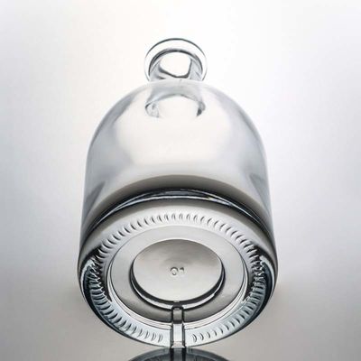 Logotipo personalizado Botella redonda de vidrio de licor de 700 ml con tapón de corcho Rum Gin Whisky