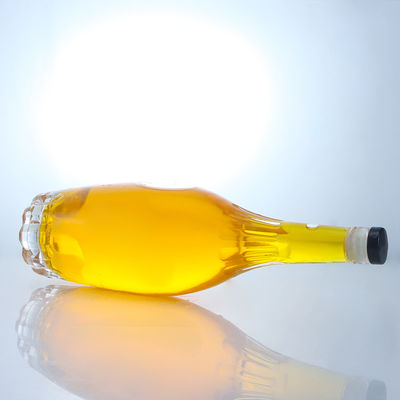 Botella de licor de forma redonda con diseño en relieve y tapa de corcho personalizada