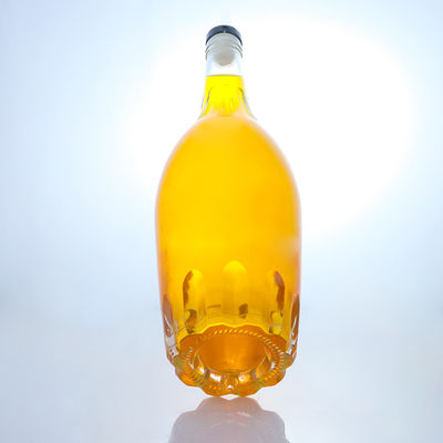 Botella de licor de forma redonda con diseño en relieve y tapa de corcho personalizada