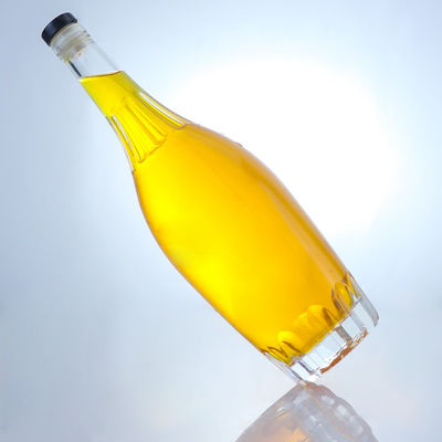 Botella de licor de forma redonda con diseño en relieve y tapa de corcho personalizada