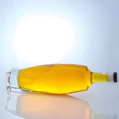 Material del cuerpo Vidrio Forma cuadrada Ron Vodka Whisky Tequila Botella de ginebra con corcho hecho