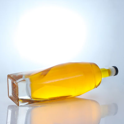 Material del cuerpo Vidrio Forma cuadrada Ron Vodka Whisky Tequila Botella de ginebra con corcho hecho