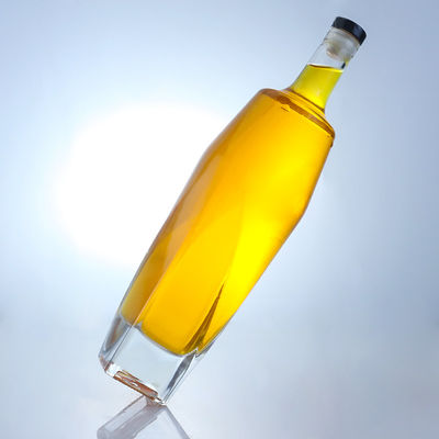 Material del cuerpo Vidrio Forma cuadrada Ron Vodka Whisky Tequila Botella de ginebra con corcho hecho