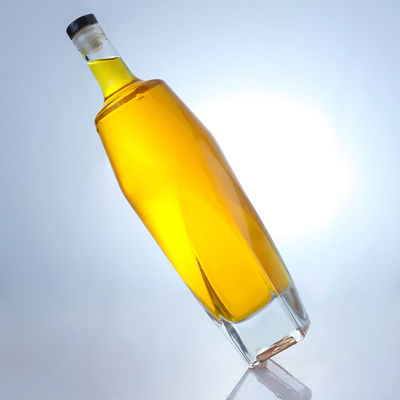 Material del cuerpo Vidrio Forma cuadrada Ron Vodka Whisky Tequila Botella de ginebra con corcho hecho