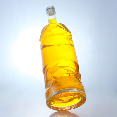 Botella de vidrio de licor con logotipo en relieve personalizable y color de botella claro o personalizado