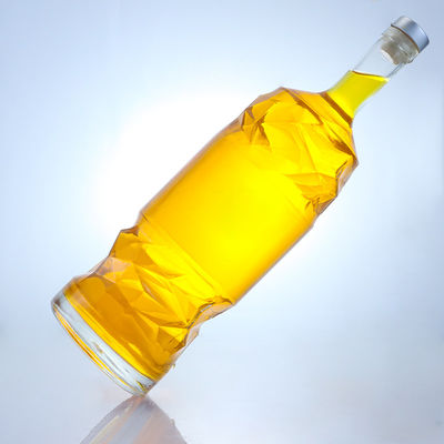 Botella de vidrio de licor con logotipo en relieve personalizable y color de botella claro o personalizado