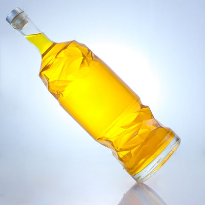 Botella de vidrio de licor con logotipo en relieve personalizable y color de botella claro o personalizado
