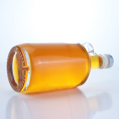 Botella de 750 ml de bebidas alcohólicas de vidrio para vodka, ron y tequila con mango de anillo en el cuello y tapa de corcho