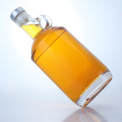 Botella de 750 ml de bebidas alcohólicas de vidrio para vodka, ron y tequila con mango de anillo en el cuello y tapa de corcho