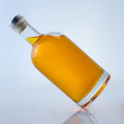 Logotipo personalizado y tapa botella de licor de vidrio de 750 ml para ron ginebra vodka tapa de corcho personalizada
