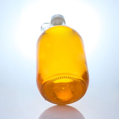 Logotipo personalizado Botella de vidrio de licor de forma redonda con mango y tapa de tornillo