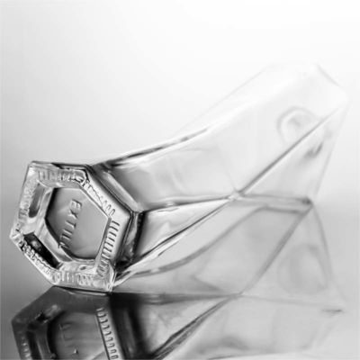750 ml de logotipo personalizado aceptable botella de vidrio de tierra clara para ginebra whisky vodka licor