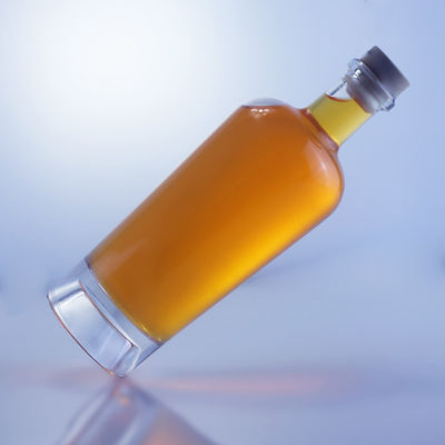 Botella de licor de vidrio de 750 ml con tapones de corcho y tapa personalizada