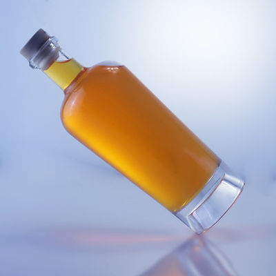 Botella de licor de vidrio de 750 ml con tapones de corcho y tapa personalizada