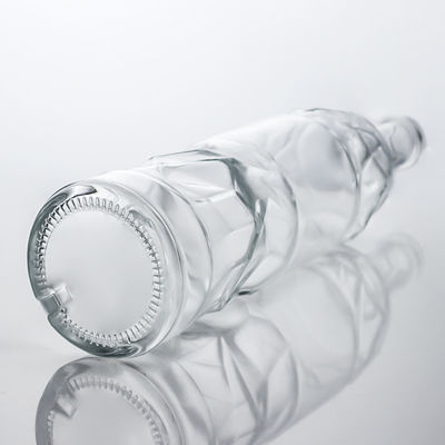 Botella de vidrio de licor de alta durabilidad con patrón en relieve y corcho perfecto