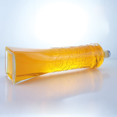 Botella de vidrio de licor industrial con forma única y material de súper sílex en relieve