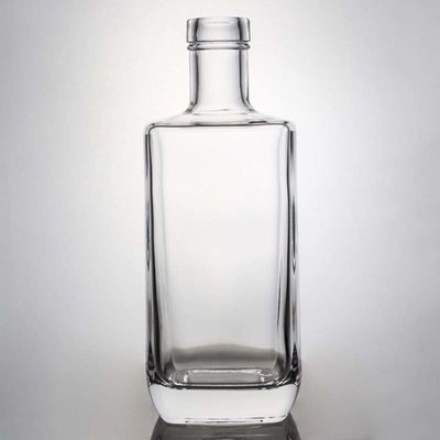 Elegante botella de licor de vidrio cuadrado 700ml 750ml para whisky vodka ginebra collar material de vidrio