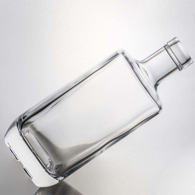 Elegante botella de licor de vidrio cuadrado 700ml 750ml para whisky vodka ginebra collar material de vidrio