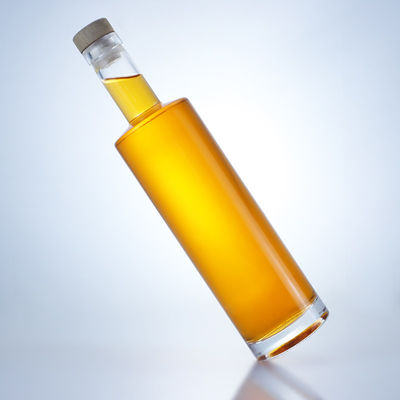 Botella de alcohol de vidrio personalizada con base pesada y tapon de corcho