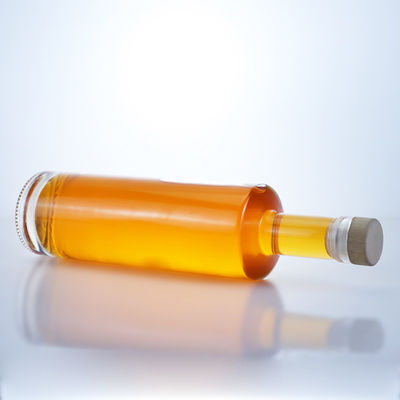 Botella de alcohol de vidrio personalizada con base pesada y tapon de corcho