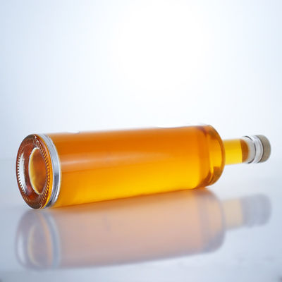 Botella de alcohol de vidrio personalizada con base pesada y tapon de corcho